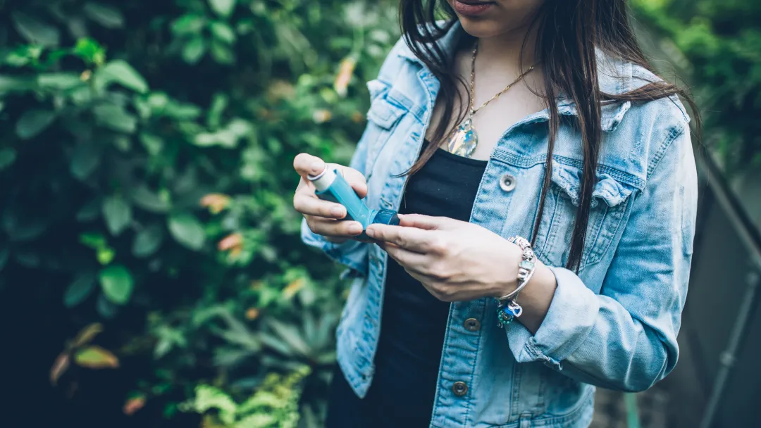 When exposed to plants and pollen, an asthmatic woman has her inhaler on hand
