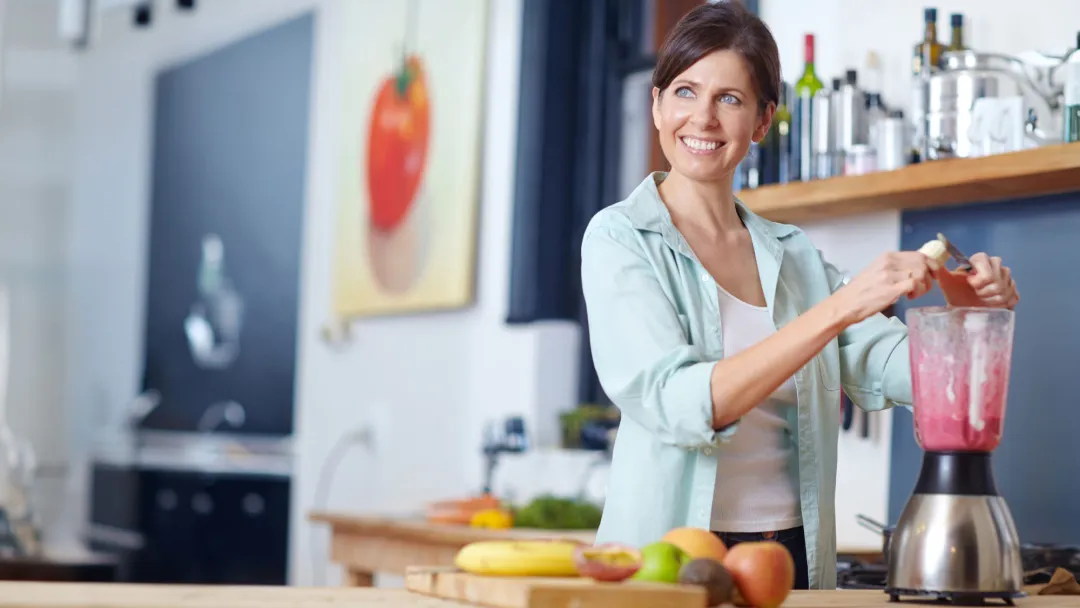 woman-preparing-a-healthy-shake