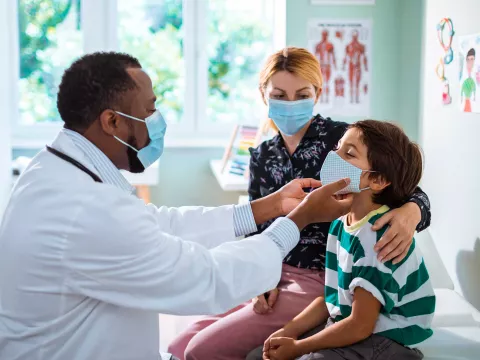doctor-with-child-patient-and-his-mother-in-office-2000x1333px