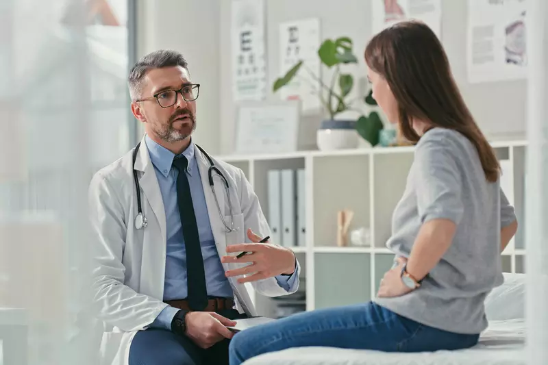 Female patient talking to male doctor